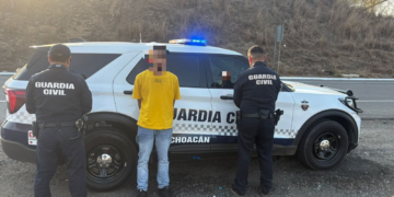 Detienen a sujeto que cargaba bolsa de mota en Arteaga