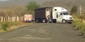 Bloquean carreteras en Jiquilpan