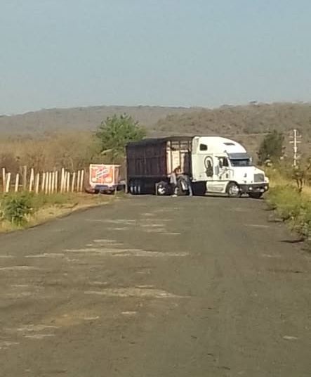 Bloquean carreteras en Jiquilpan