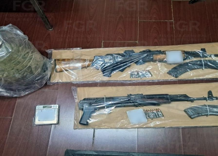 Cae pareja por portar armas y droga en Tancítaro