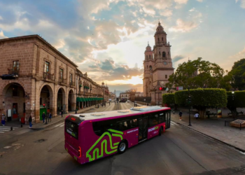 Proyecta Bedolla ampliación de la ruta del Morebús hasta el Mercado Independencia