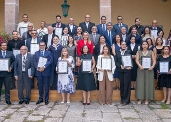 El nicolaita Jorge Álvarez Banderas recibió de manos de Yarabí Ávila el reconocimiento al Mérito a la Excelencia Educativa de la Red Juntos por Michoacán