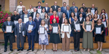 El nicolaita Jorge Álvarez Banderas recibió de manos de Yarabí Ávila el reconocimiento al Mérito a la Excelencia Educativa de la Red Juntos por Michoacán