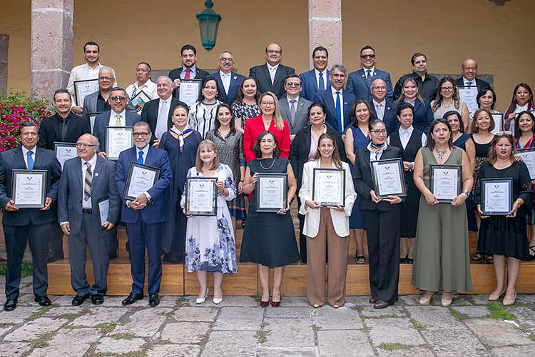 El nicolaita Jorge Álvarez Banderas recibió de manos de Yarabí Ávila el reconocimiento al Mérito a la Excelencia Educativa de la Red Juntos por Michoacán