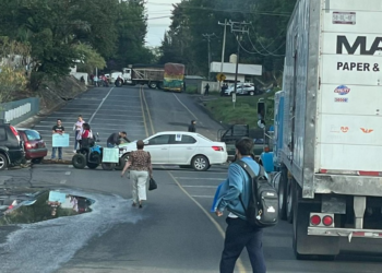 Bloquen carretera en Tingüíndín, exigen la aparición de joven mujer