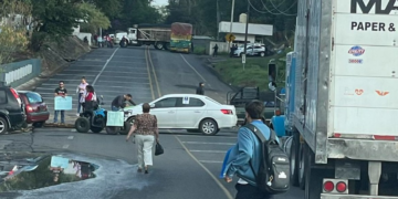 Bloquen carretera en Tingüíndín, exigen la aparición de joven mujer