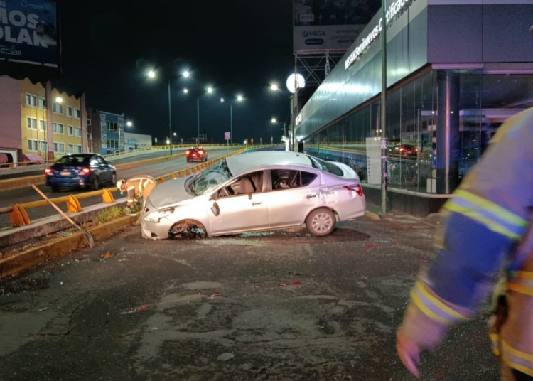 Fuerte volcadura en la avenida Madero de Morelia