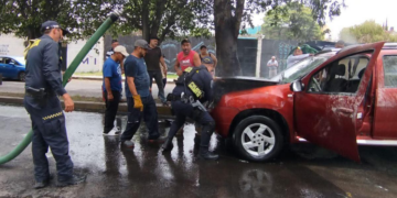 Se incendia camioneta en Libramiento de Morelia