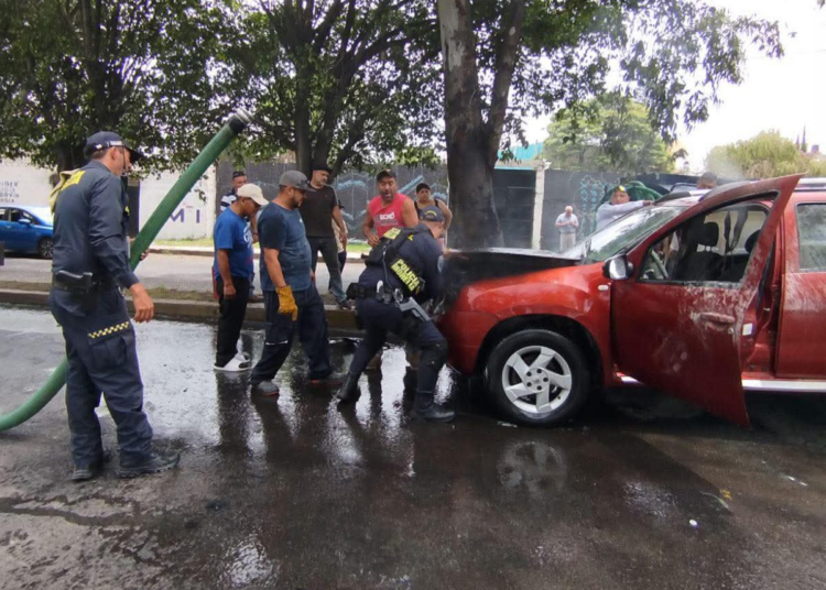 Se incendia camioneta en Libramiento de Morelia