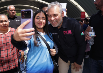 Firma Bedolla iniciativa para garantizar por ley D4ta, datos gratis para estudiantes de prepa y universidad