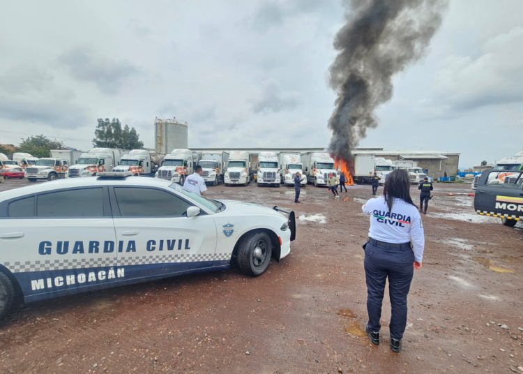 Se quema tráiler en bodega de Morelia
