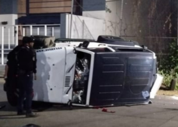 Vuelca camioneta JEEP en Uruapan