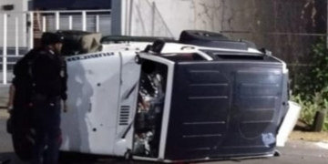 Vuelca camioneta JEEP en Uruapan