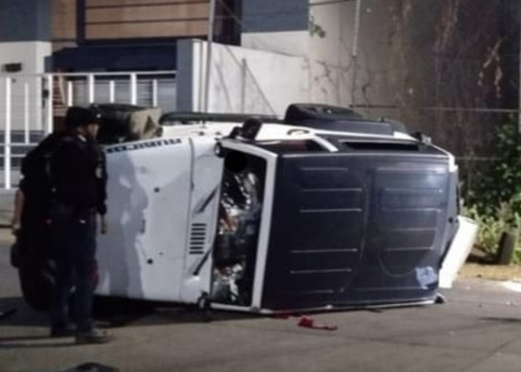 Vuelca camioneta JEEP en Uruapan