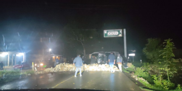 Bloquean carretera de Chilchota
