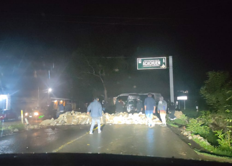 Bloquean carretera de Chilchota