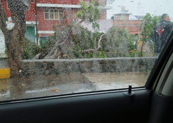 Lluvias provocan encharcamientos, fallas eléctricas y un vehículo varado en Morelia