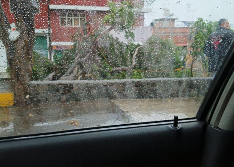 Lluvias provocan encharcamientos, fallas eléctricas y un vehículo varado en Morelia