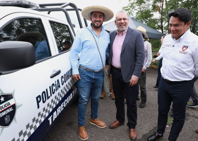 Refuerza Bedolla seguridad en comunidades indígenas con entrega de patrullas