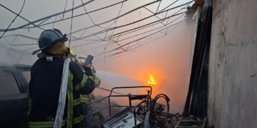 Bomberos de Zitácuaro combaten incendio por más de 5 horas
