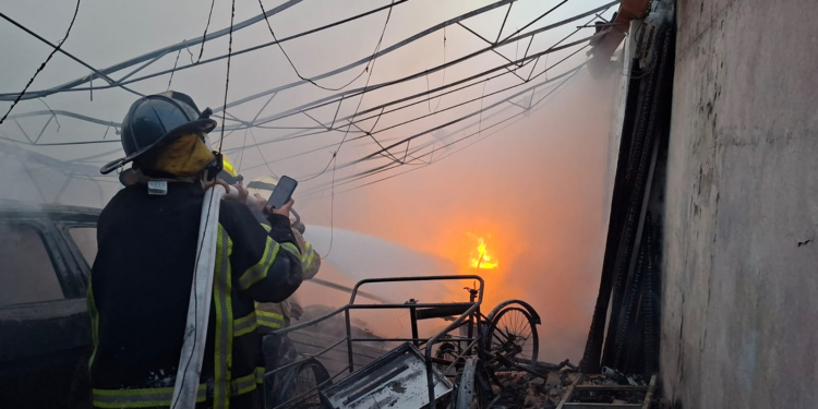Bomberos de Zitácuaro combaten incendio por más de 5 horas