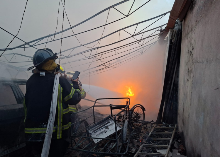 Bomberos de Zitácuaro combaten incendio por más de 5 horas