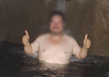 Servidor publico se baña en agua potable de Tocumbo; lo exhiben