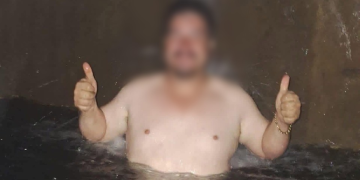 Servidor publico se baña en agua potable de Tocumbo; lo exhiben