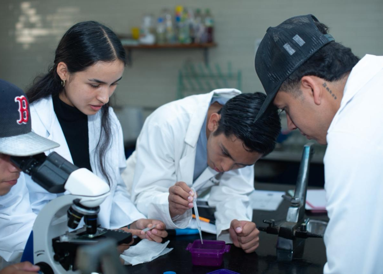 RESALTAN ESTUDIANTES, APOYO A LA CIENCIA Y LA INVESTIGACIÓN EN LA ADMINISTRACIÓN DE YARABÍ ÁVILA