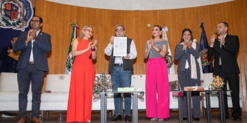 A ESTAR INFORMADOS E INCIDIR EN LA GENERACIÓN DE POLÍTICAS PÚBLICAS EN FAVOR DE MÉXICO, LLAMA EL PERIODISTA FERNANDO COCA A ESTUDIANTES DE LA UMSNH