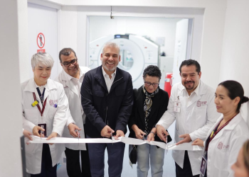Avanzan tratamientos contra el cáncer en Michoacán; van 13 mil radioterapias en 10 meses: Bedolla