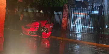 Auto choca contra acueducto de Morelia