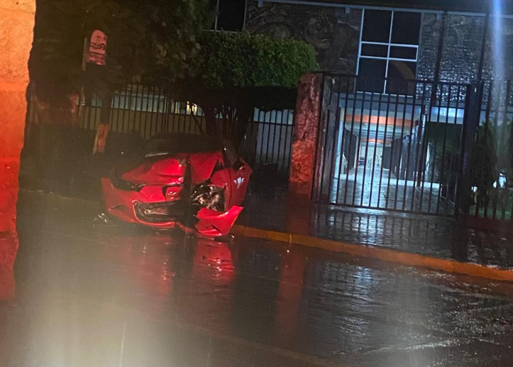 Auto choca contra acueducto de Morelia