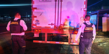 Detiene a 2 por conducir camión robado