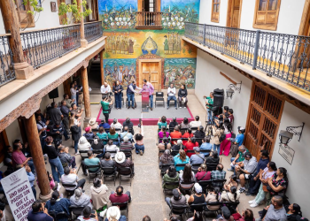 Gobierno estatal entrega apoyos por casi 7 mdp a comerciantes del Mercado de Pátzcuaro