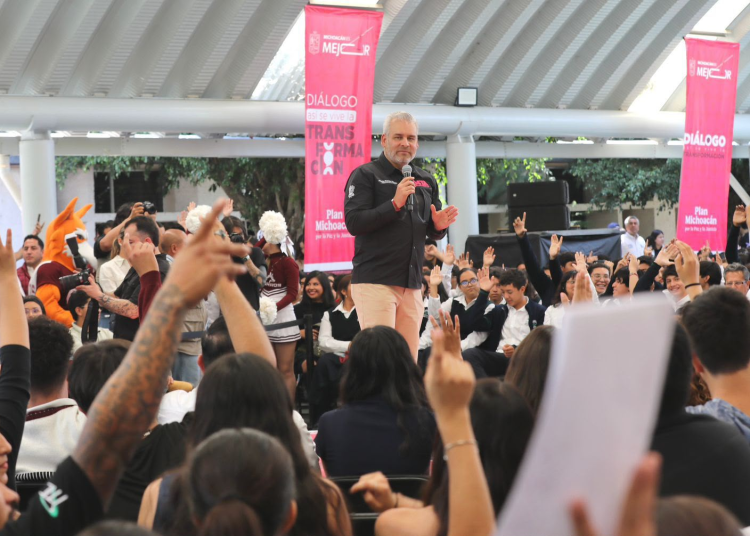 Más de 55 mil estudiantes en Michoacán reciben apoyo para el transporte: Bedolla