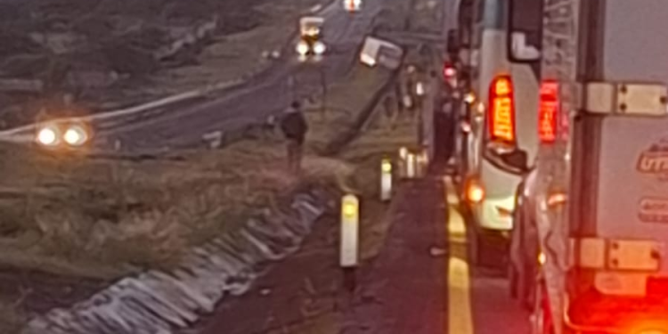 Reportan volcadura de tráiler en la autopista de Occidente