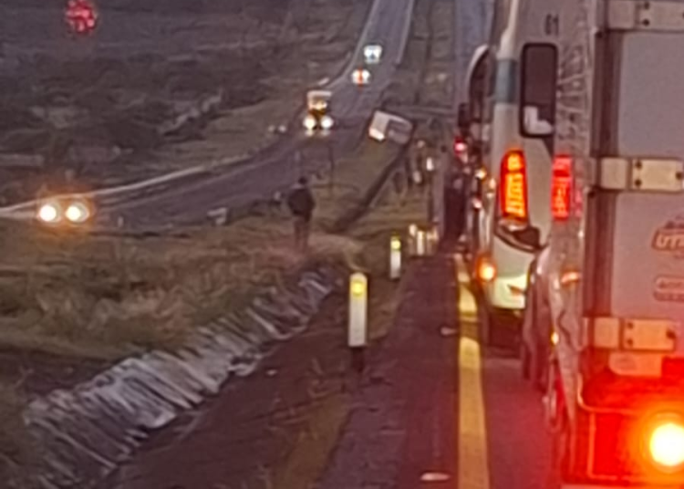 Reportan volcadura de tráiler en la autopista de Occidente