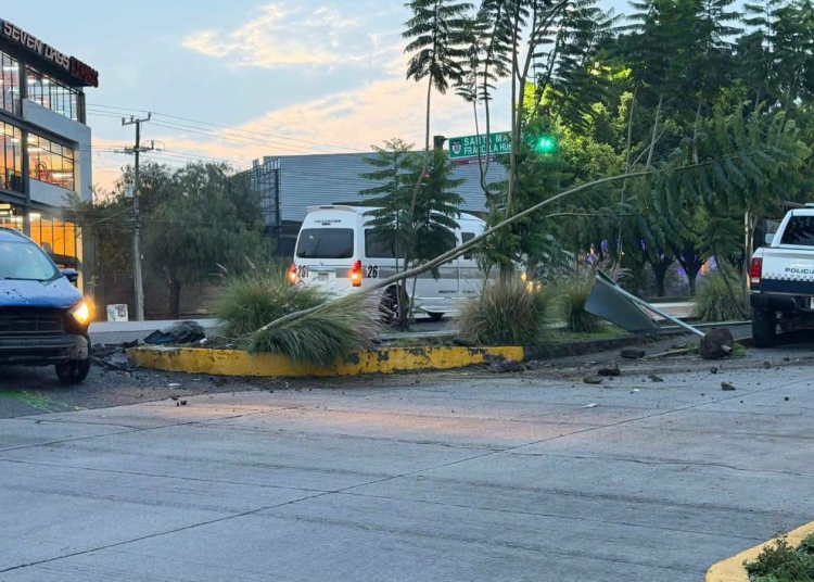 Choca patrulla contra camioneta en Libramiento de Morelia