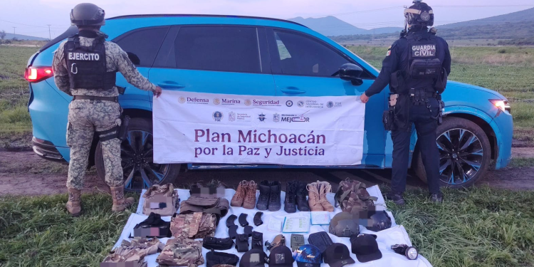 Aseguran equipo táctico, radio y armas en Michoacán
