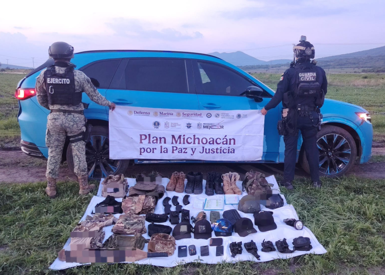 Aseguran equipo táctico, radio y armas en Michoacán