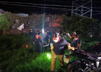 De milagro se salva al accidentar su moto en Uruapan
