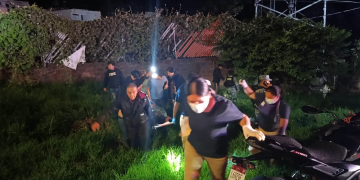 De milagro se salva al accidentar su moto en Uruapan