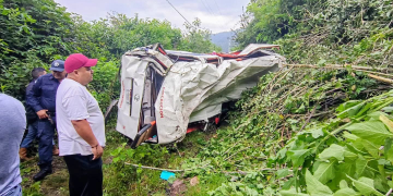 Vuelca camioneta del transporte publico en Tzintzuntzan