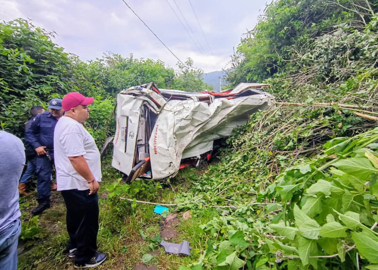 Vuelca camioneta del transporte publico en Tzintzuntzan