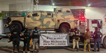 Decomisan 2 autos con blindaje artesanal en Michoacán