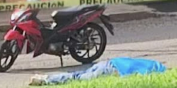 Mujer fallece tras chocar su moto con una combi en Zamora