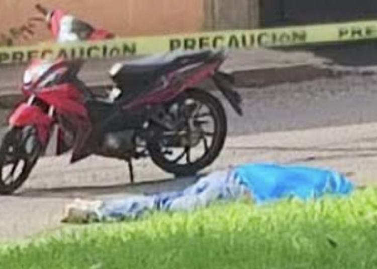 Mujer fallece tras chocar su moto con una combi en Zamora