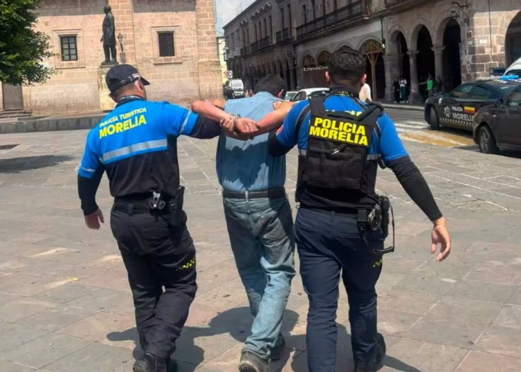 Detienen a sujeto que paseaba con machete en centro de Morelia