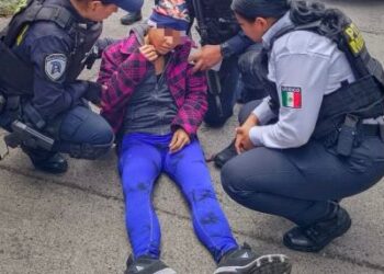 Una mujer resultó lesionada al sufrir una caída mientras transitaba por la colonia Lomas de Guayangareo